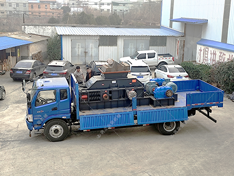 1000x700型全自動液壓對輥制砂機(jī)發(fā)貨