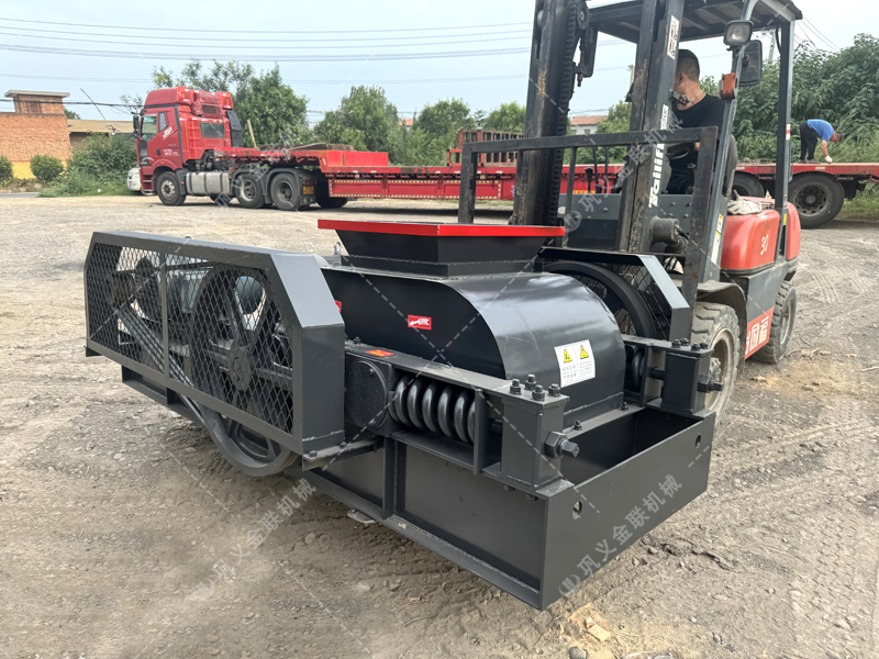 看雙齒輥破碎機(jī)如何將原料 “變廢為寶”，鑄就高利潤(rùn)顆粒塊